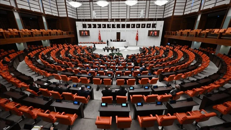 Lakiesitys, joka sisältää myös sosiaalista mediaa ja äitiyslomaa koskevia säännöksiä, on käsiteltävänä Turkin parlamentin täysistunnossa